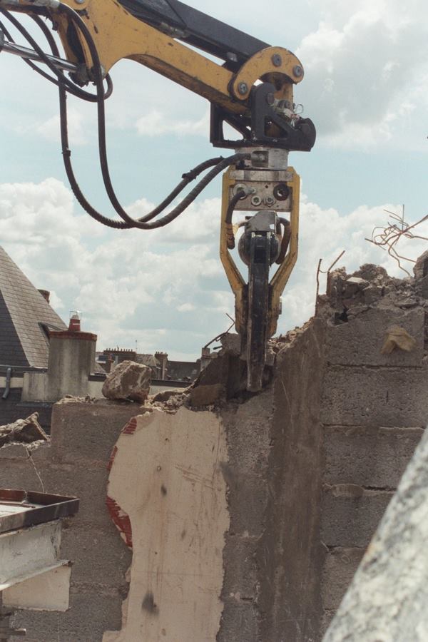 Cisaille à ferrailles montée sur robot de démolition BROKK 90