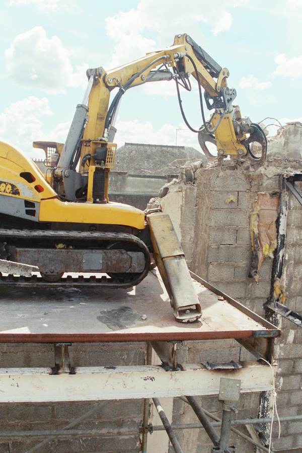 Robot de démolition télécommandé BROKK 90 chantier Théâtre de REDON
