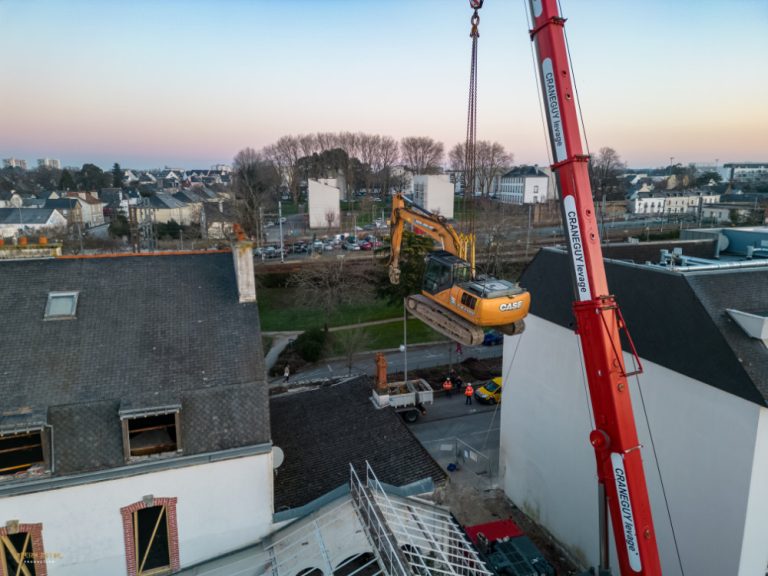 Passage pelle 20 tonnes demolition Vannes_Maison Flow_Photo Breizh Rotor